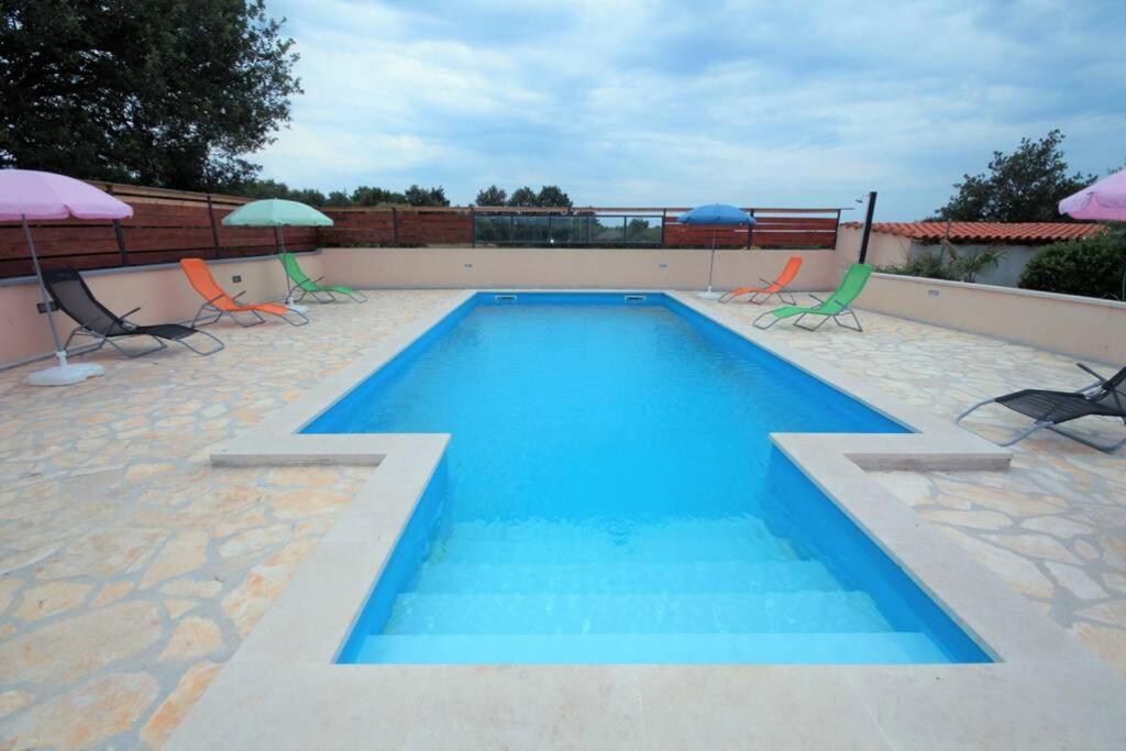 Sunny Apartment With Pool Šišan Екстериор снимка
