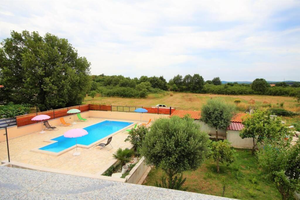 Sunny Apartment With Pool Šišan Екстериор снимка