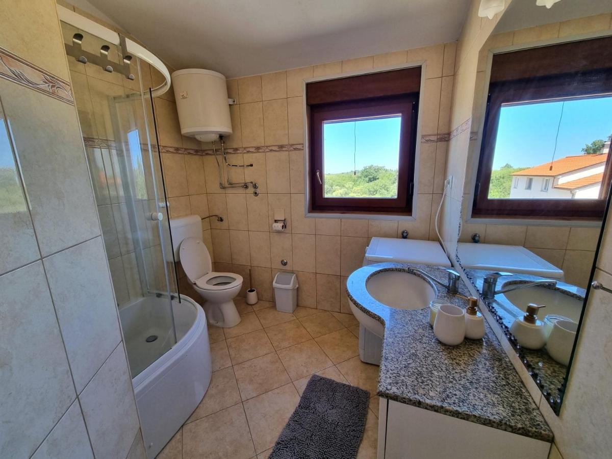 Sunny Apartment With Pool Šišan Екстериор снимка
