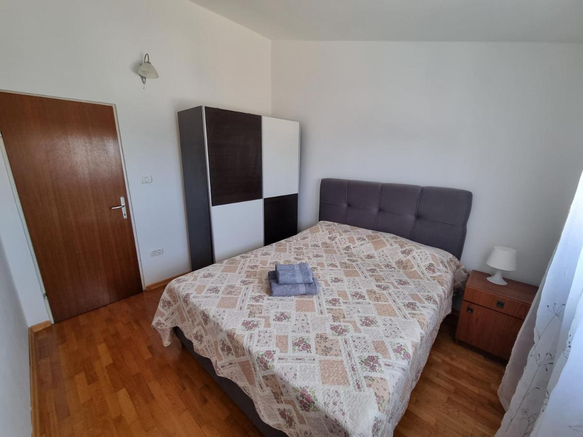 Sunny Apartment With Pool Šišan Екстериор снимка